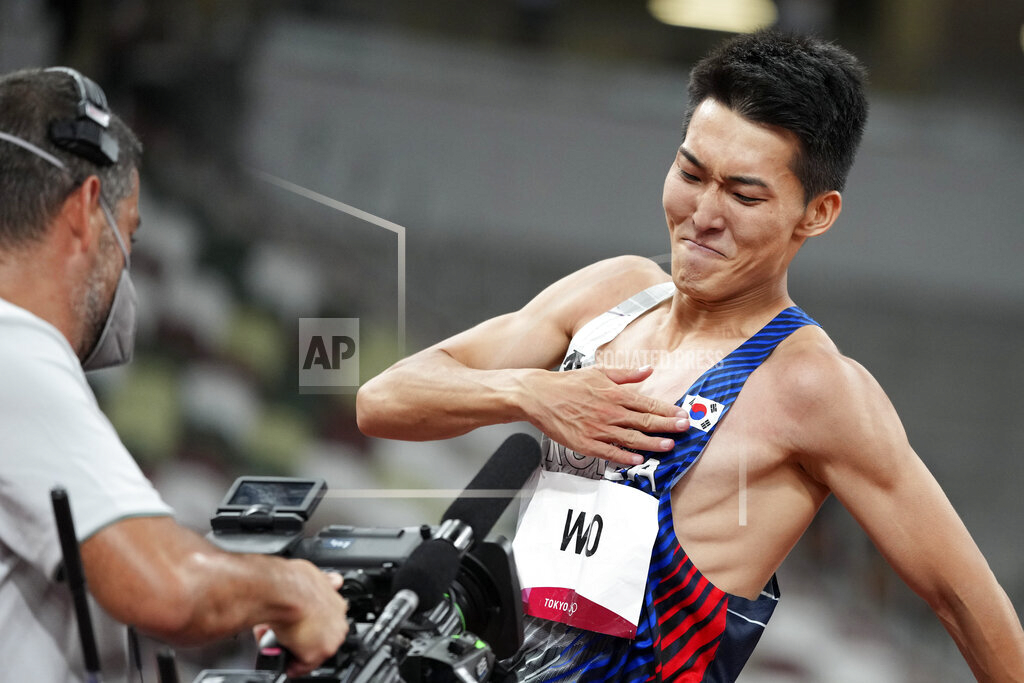 image.png AP 기자가 찍은 우상혁 경례 모음