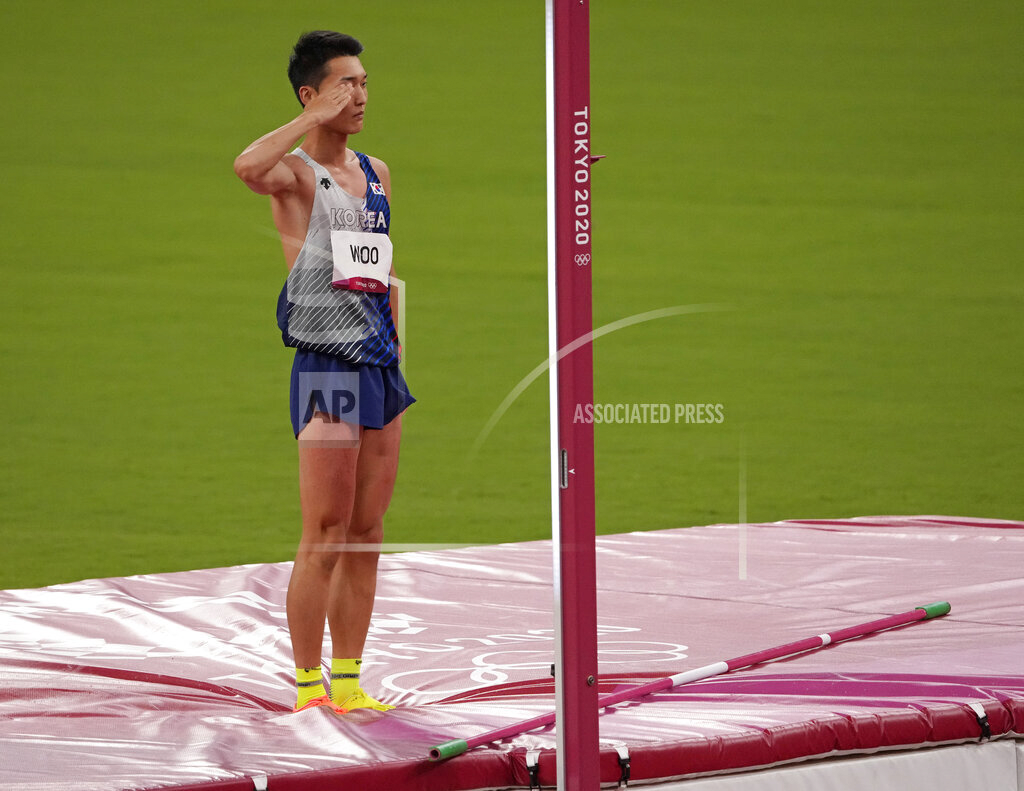 image.png AP 기자가 찍은 우상혁 경례 모음
