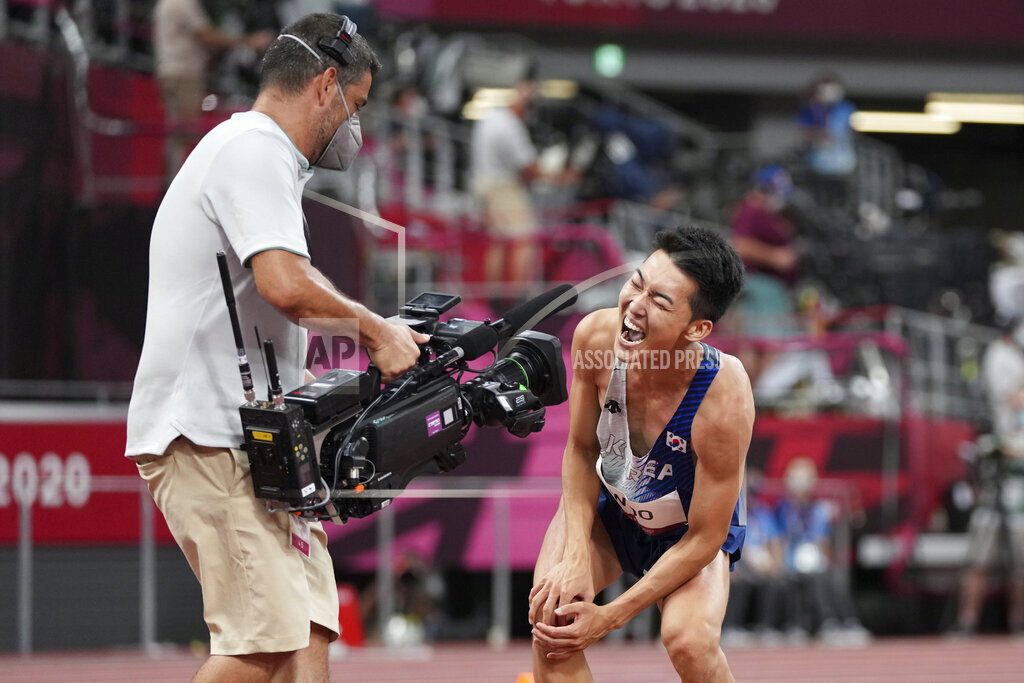 image.png AP 기자가 찍은 우상혁 경례 모음
