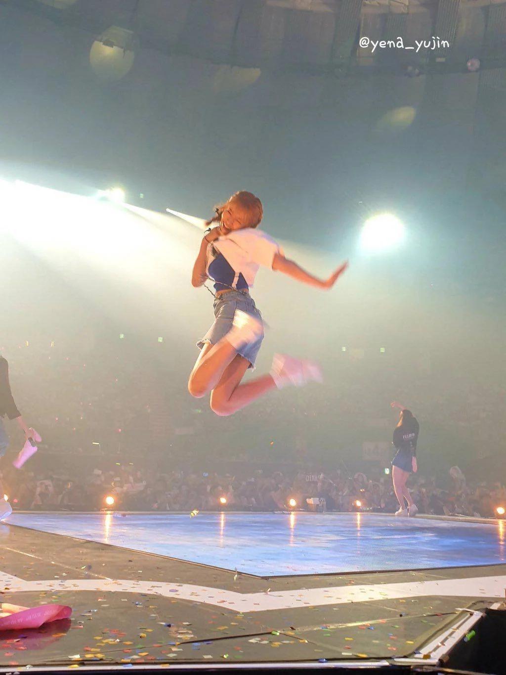 4111586187cdd4f4f4ddc5d874cd9c16.jpg 아이브 안유진의 독보적 점프력.jpg