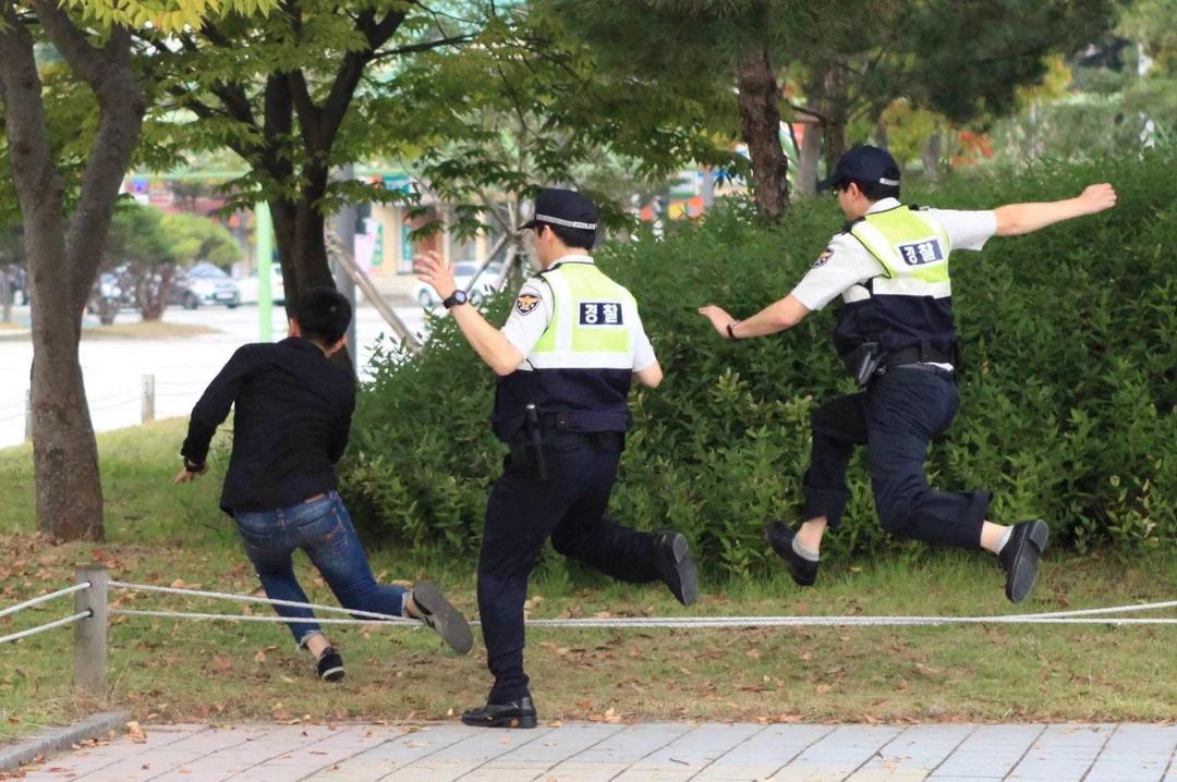 just-a-daily-appreciation-for-korea-police-post-v0-6dsxe9mzjhsd1.webp.jpg