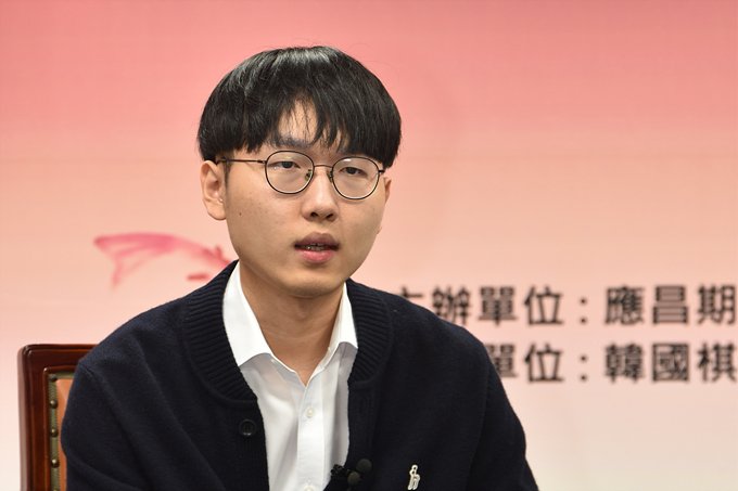 신진서.jpg 세계랭킹1위 신진서9단 응씨배를 우승하면서 한국이 10년만에 타이틀 탈환