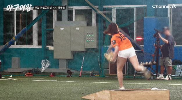 한화이글스 경기가 답답했던(?) 육상 카리나 김민지, 치어리더 아야카 근황.jpg 7번째 사진