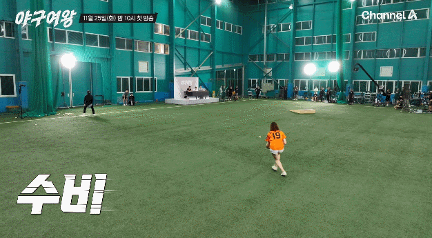 한화이글스 경기가 답답했던(?) 육상 카리나 김민지, 치어리더 아야카 근황.jpg 8번째 사진