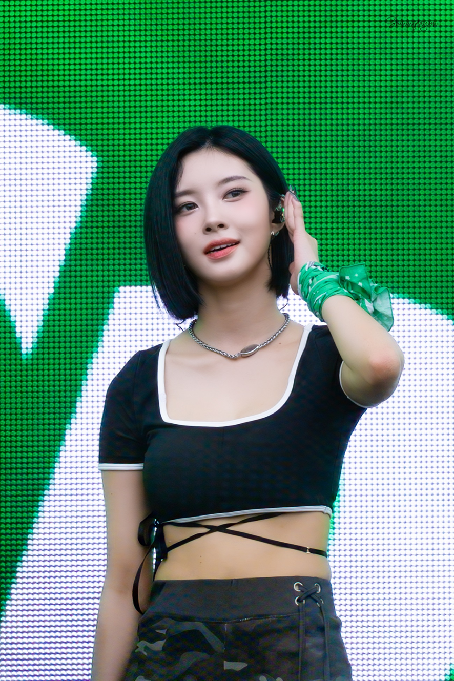 워터밤에서 단발머리 첫공개로 반응 오는 중인 여돌 | 인스티즈