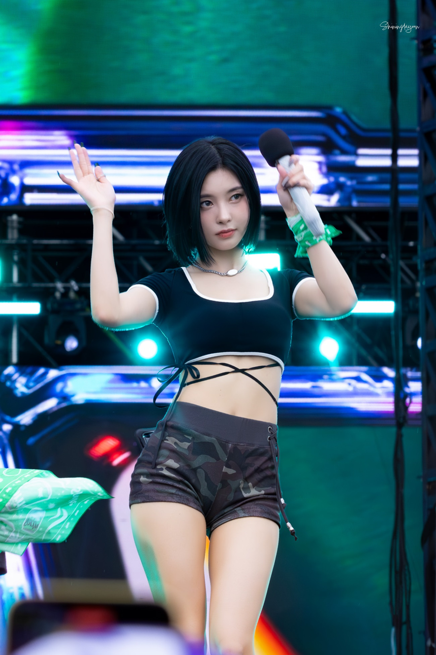 워터밤에서 단발머리 첫공개로 반응 오는 중인 여돌 | 인스티즈