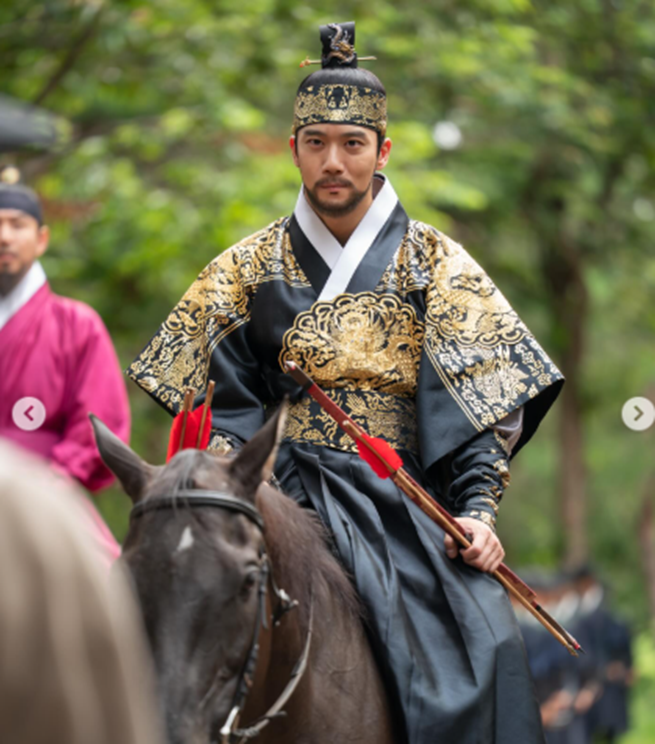 시청자들 사이에서 호불호 갈리는 하석진 수염 유무.jpg 3번째 사진