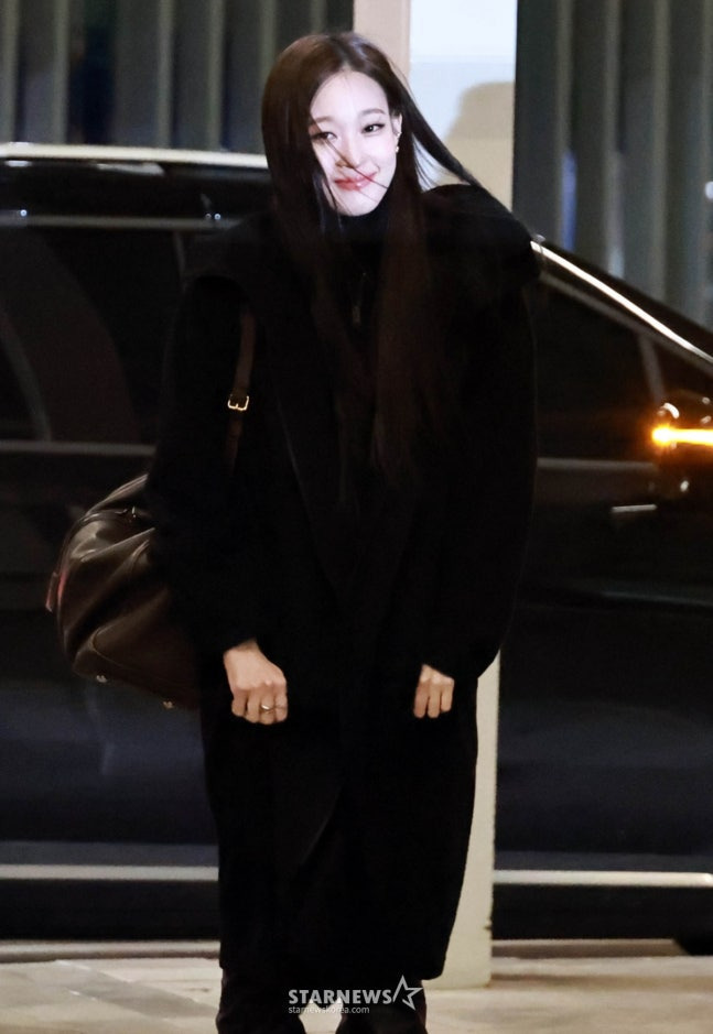 전원 올블랙 착장으로 골디 출국하는 오늘자 올데프 (3)