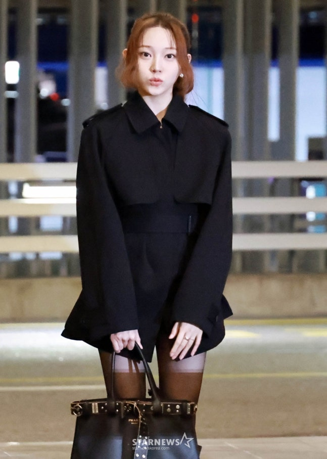 전원 올블랙 착장으로 골디 출국하는 오늘자 올데프 (1)