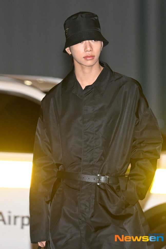 전원 올블랙 착장으로 골디 출국하는 오늘자 올데프 (4)