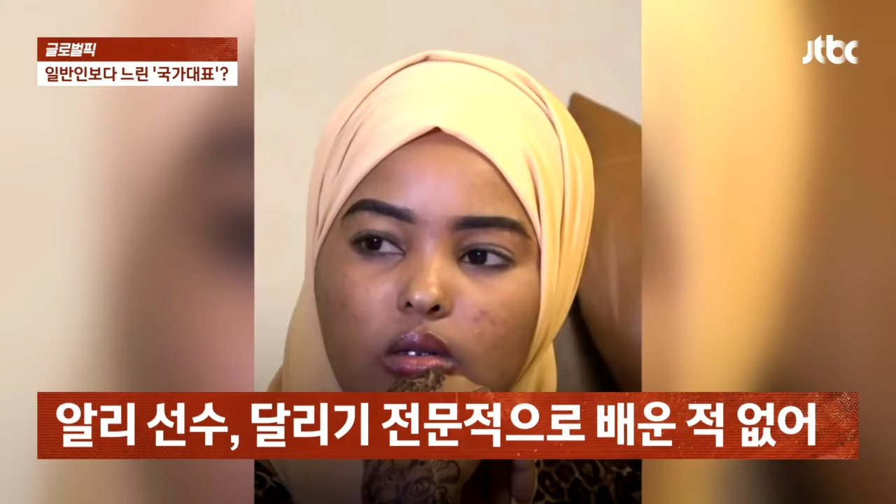 콜라 보여주자 입이 '쩍'…탄산음료 중독된 곰_ _ JTBC 사건반장 3-54 screenshot.png 소말리아 국가 대표 난리 ㄷㄷ