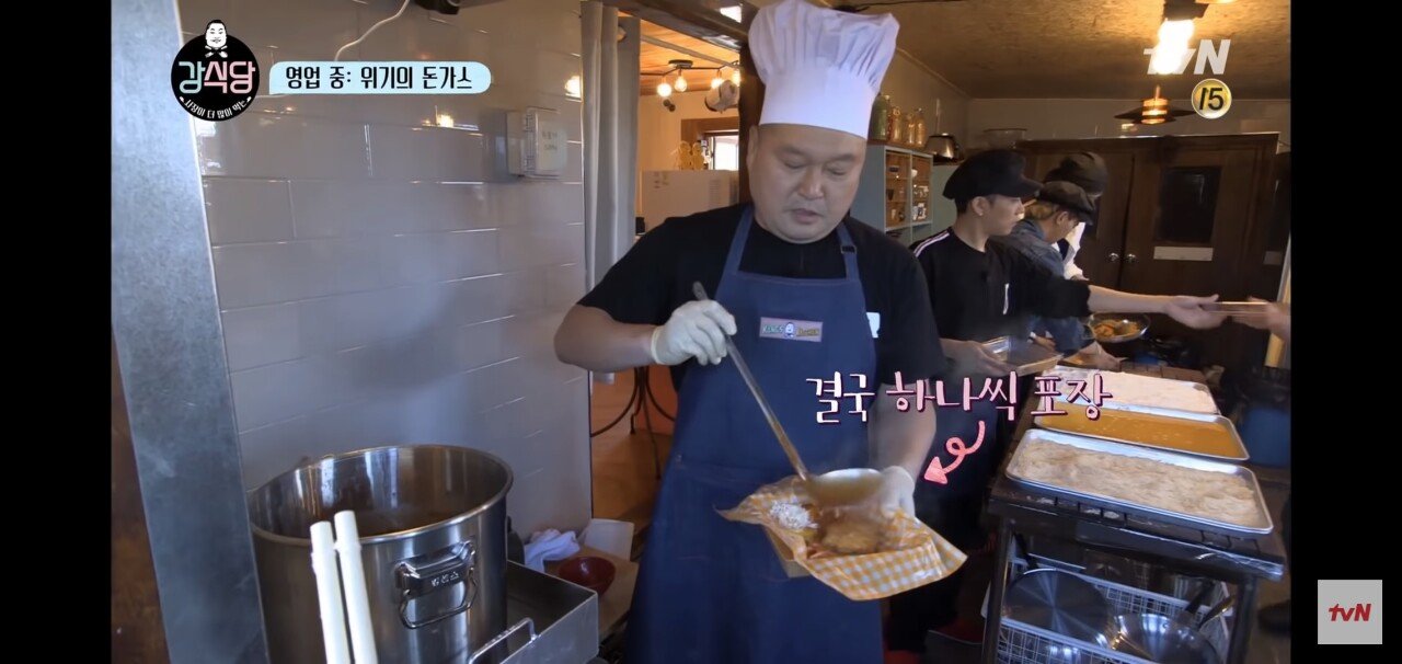 Screenshot_20231023_205544_YouTube.jpg 강식당 시즌1 주방 직원들 이상한 부분