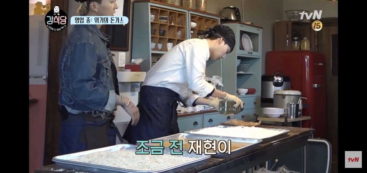 Screenshot_20231023_205747_YouTube.jpg 강식당 시즌1 주방 직원들 이상한 부분