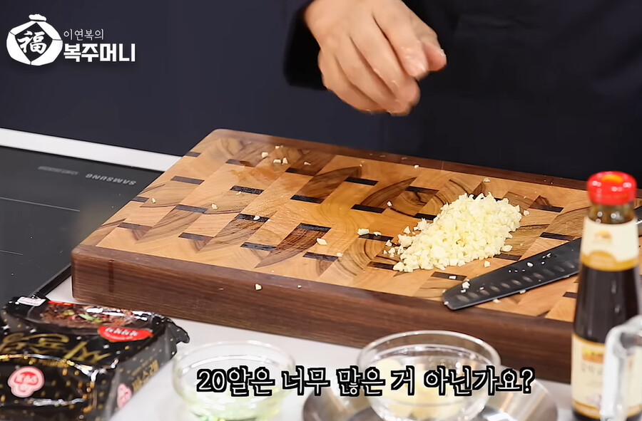 img/23/07/03/1891c3eea674713c.png 오늘자 이연복이 알려주는 짜장라면 ㄹㅇ 맛있게 먹는 방법 ㄷㄷㄷ...jpg 어제자 이연복이 알려주는 짜장라면 ㄹㅇ 맛있게 먹는 방법 ㄷㄷㄷ...jpg