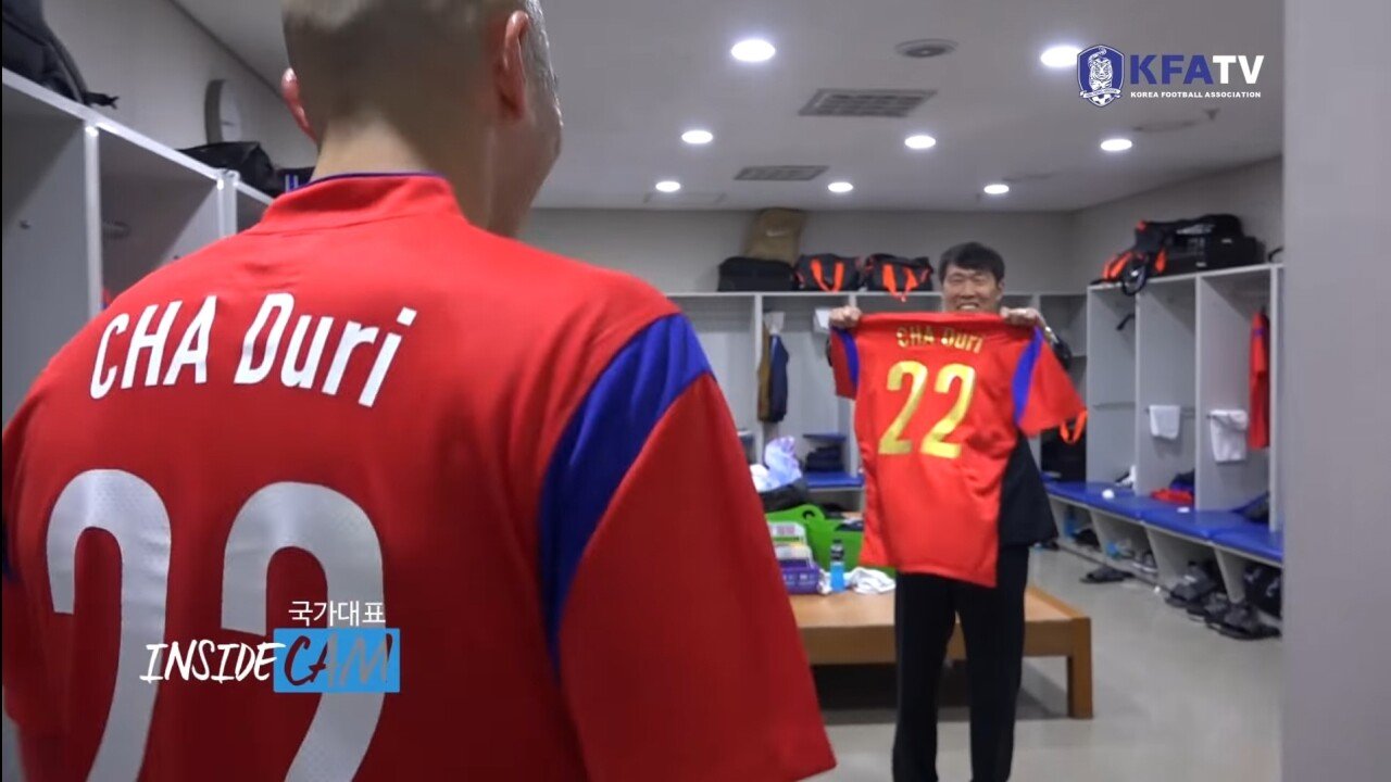 Screenshot_20220204-221441_YouTube.jpg "제가 뭐 지성이만큼, 손흥민만큼 축구를 잘했으면..." "제가 뭐 지성이만큼, 손흥민만큼 축구를 잘했으면..."