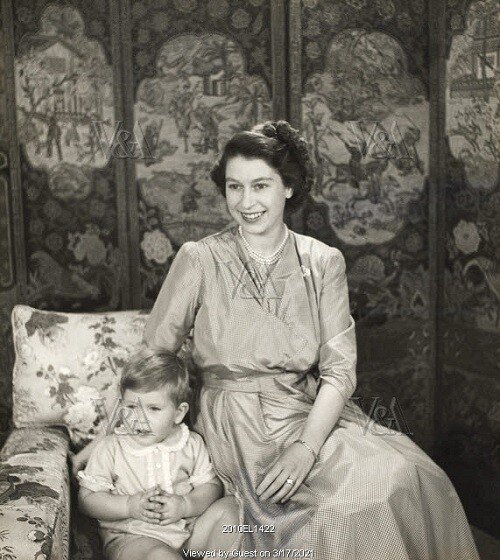 2010EL1422-Princess-Elizabeth-and-Prince-Charles-photo-Cecil.jpg 엘리자베스 2세와 찰스, 의외로 단란했던 시절