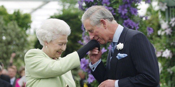 queen-elizabeth-ii-presents-prince-charles-prince-of-wales-news-photo-87760029-1545665087.jpg 엘리자베스 2세와 찰스, 의외로 단란했던 시절