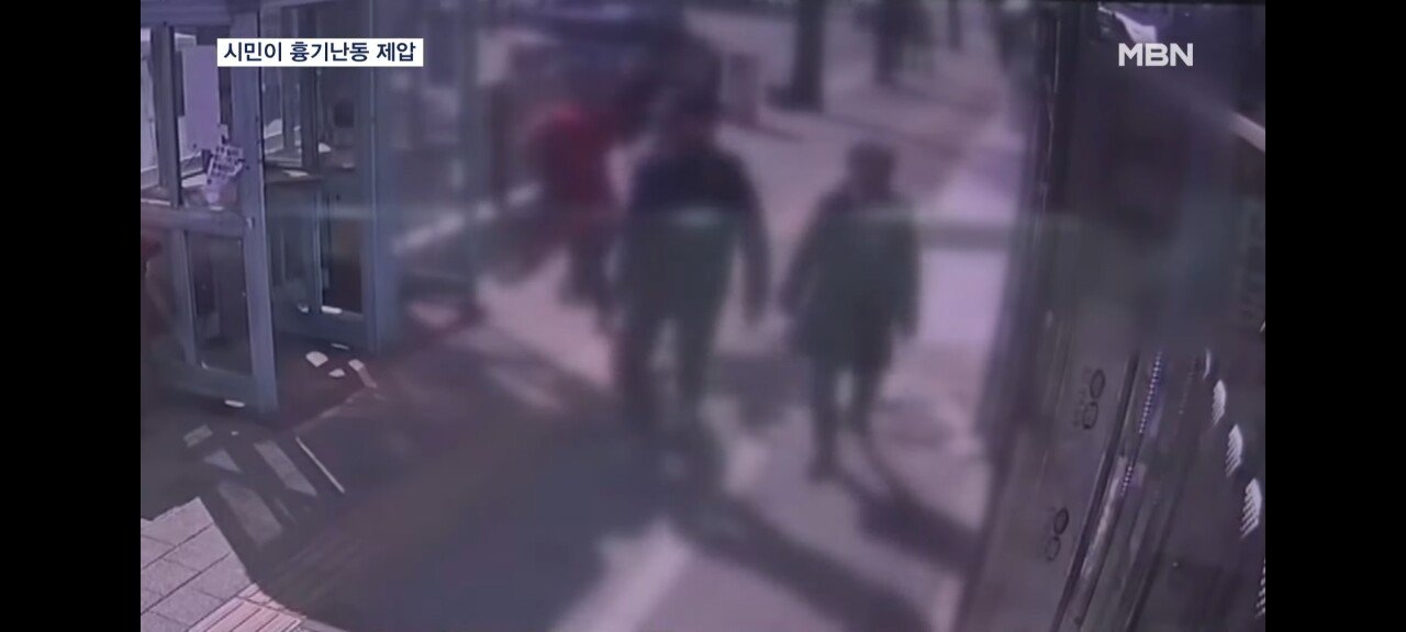 Screenshot_20240309_091255_YouTube.jpg 서울 수유동 칼부림 사건 범인을 날라차기 등으로 저지한 시민