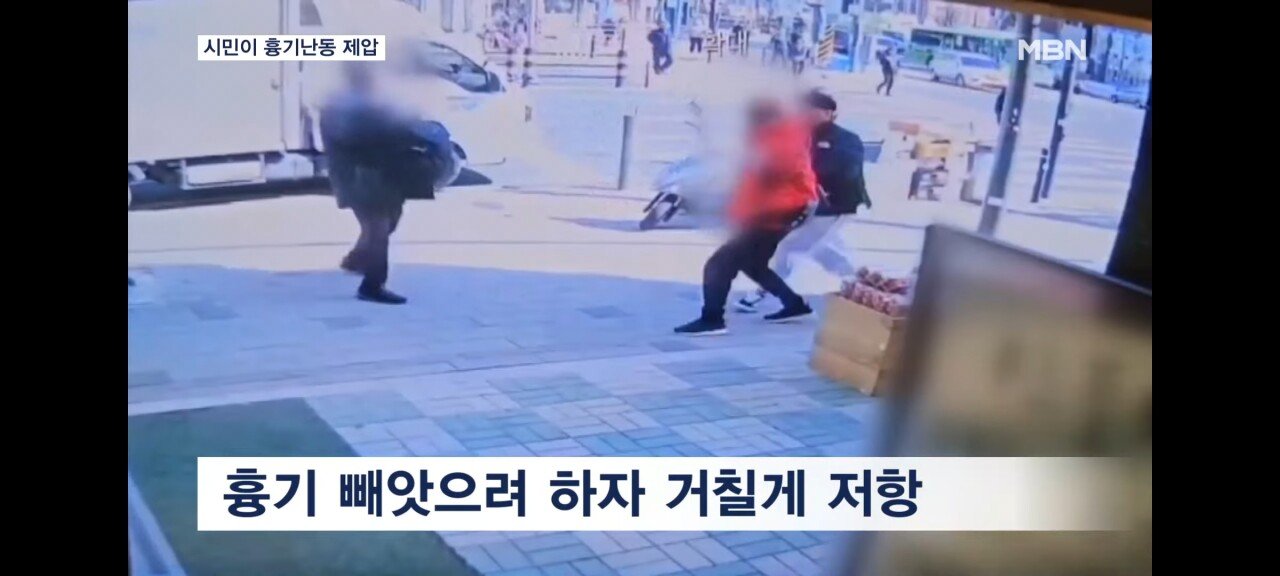 Screenshot_20240309_091155_YouTube.jpg 서울 수유동 칼부림 사건 범인을 날라차기 등으로 저지한 시민