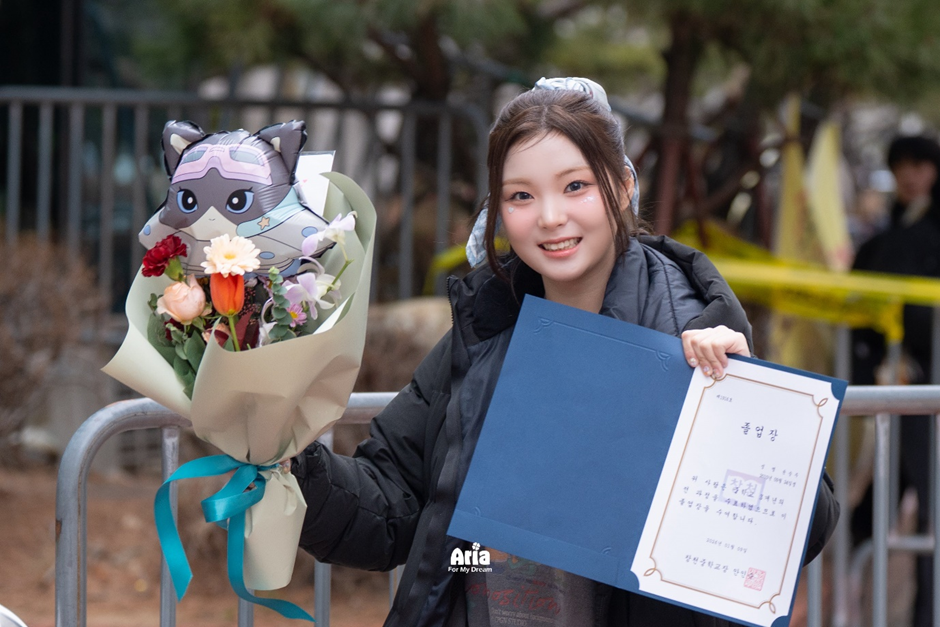 인생에서 가장 큰 선물을 받은 최근 중학교 졸업한 중졸 걸그룹 멤버 (2)