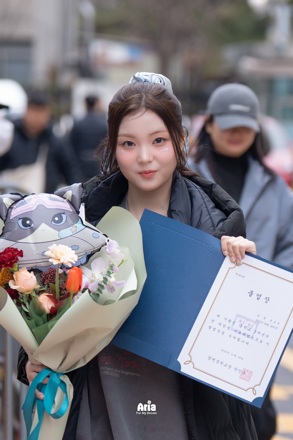 인생에서 가장 큰 선물을 받은 최근 중학교 졸업한 중졸 걸그룹 멤버 (4)