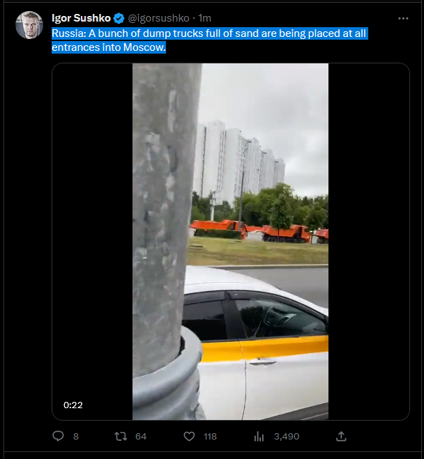1.PNG [속보] 모스크바로 들어온트럭들은 모래를 가득채우로 입구를 막는중