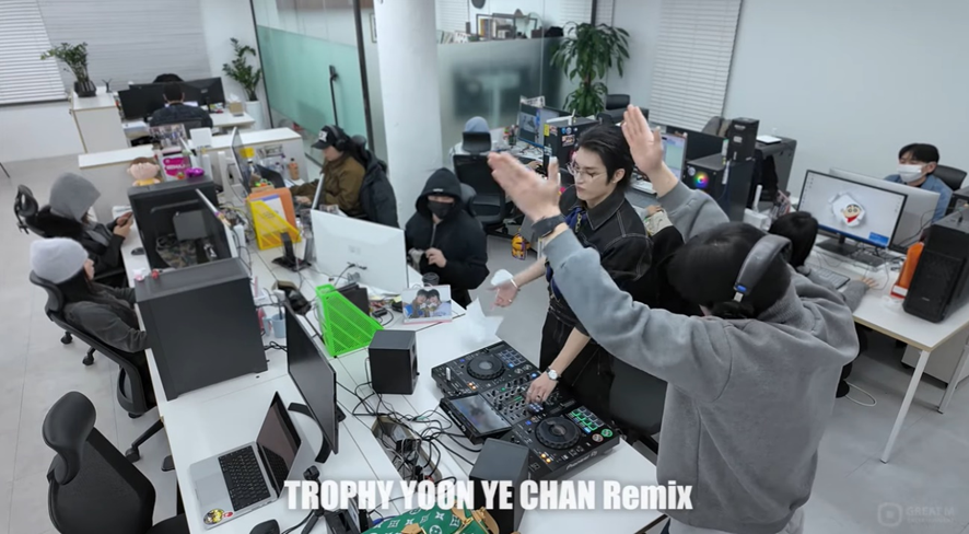 직장인 팬들한테 반응 좋은 최근 한 남돌이 올리고 있다는 컨텐츠 (6)