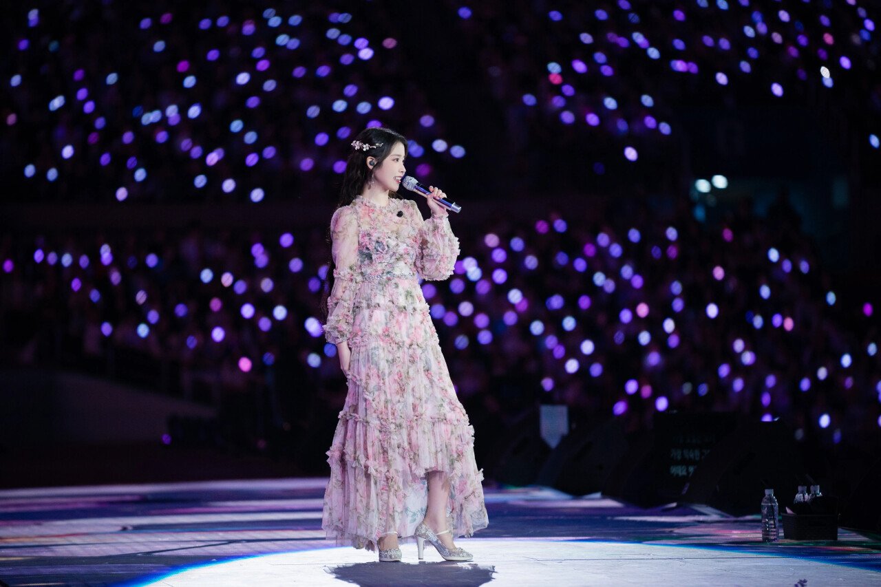 259474D6-3CA2-48B3-87D3-1AC9FAC4754A.webp.ren.jpg 스압) 엊그제 아이유 콘서트 갔던 연예인들.jpg
