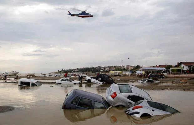 cars-helicopter_1477357i.webp.ren.jpg