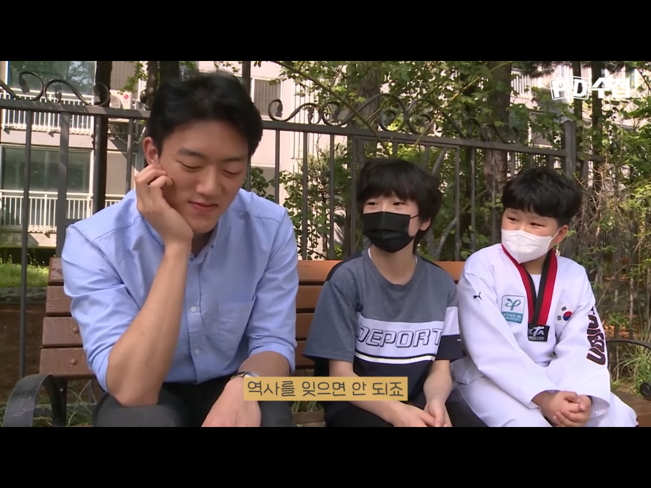 전우원을 위로해 주는 초등학생들