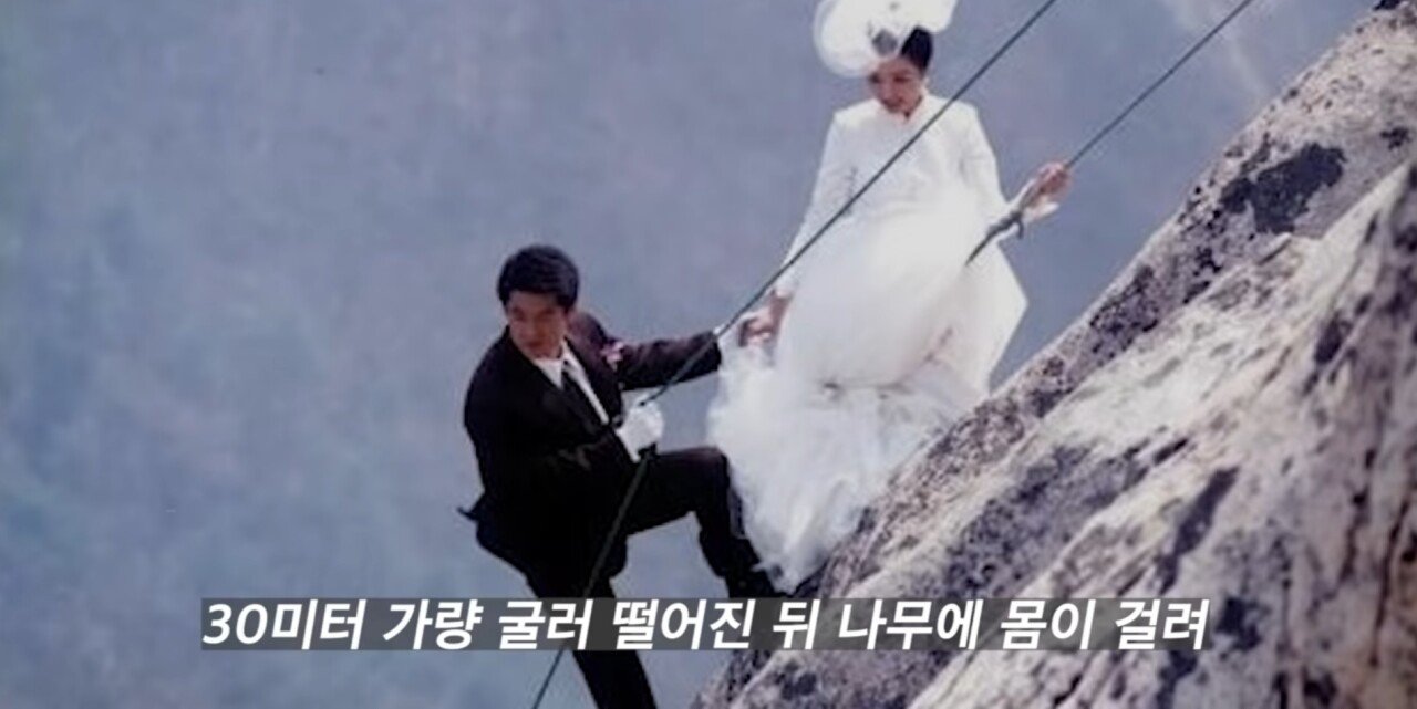 Screenshot_20220121-182554_YouTube.jpg 산 을 배경으로한 지리산의 원조격 드라마에서 일어났던 추락 사고.jpg