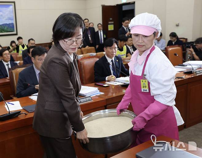 국정감사에 등장한 급식실 밥솥.twt 4번째 사진