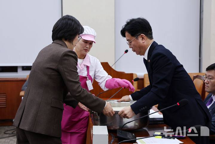 국정감사에 등장한 급식실 밥솥.twt 5번째 사진