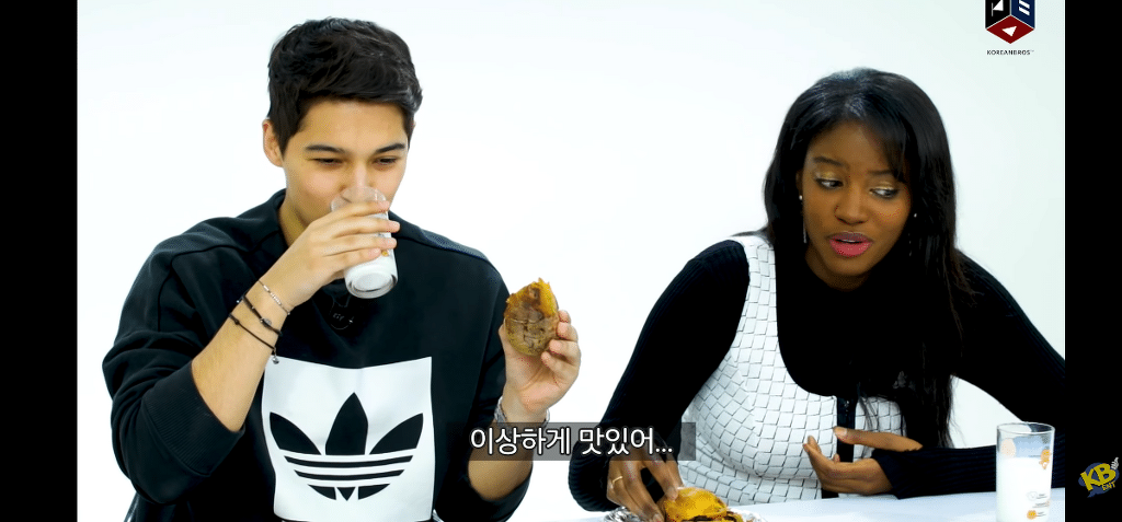 고구마 + 우유 김치 조합을 처음 먹어본 외국인들 - 꾸르