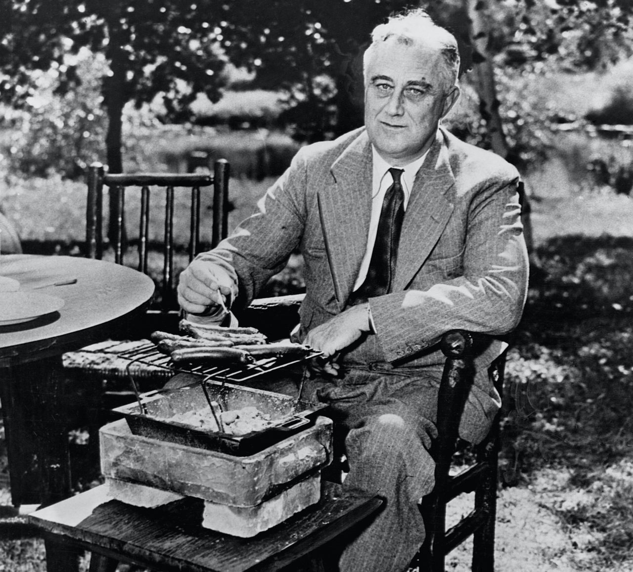 3a2af434-471a-4390-8c4e-586706a9ddefc8d621b6d2dd9d1792_hot dog diplomacy FDR.jpg 역대 미국 대통령들의 최애 음식들