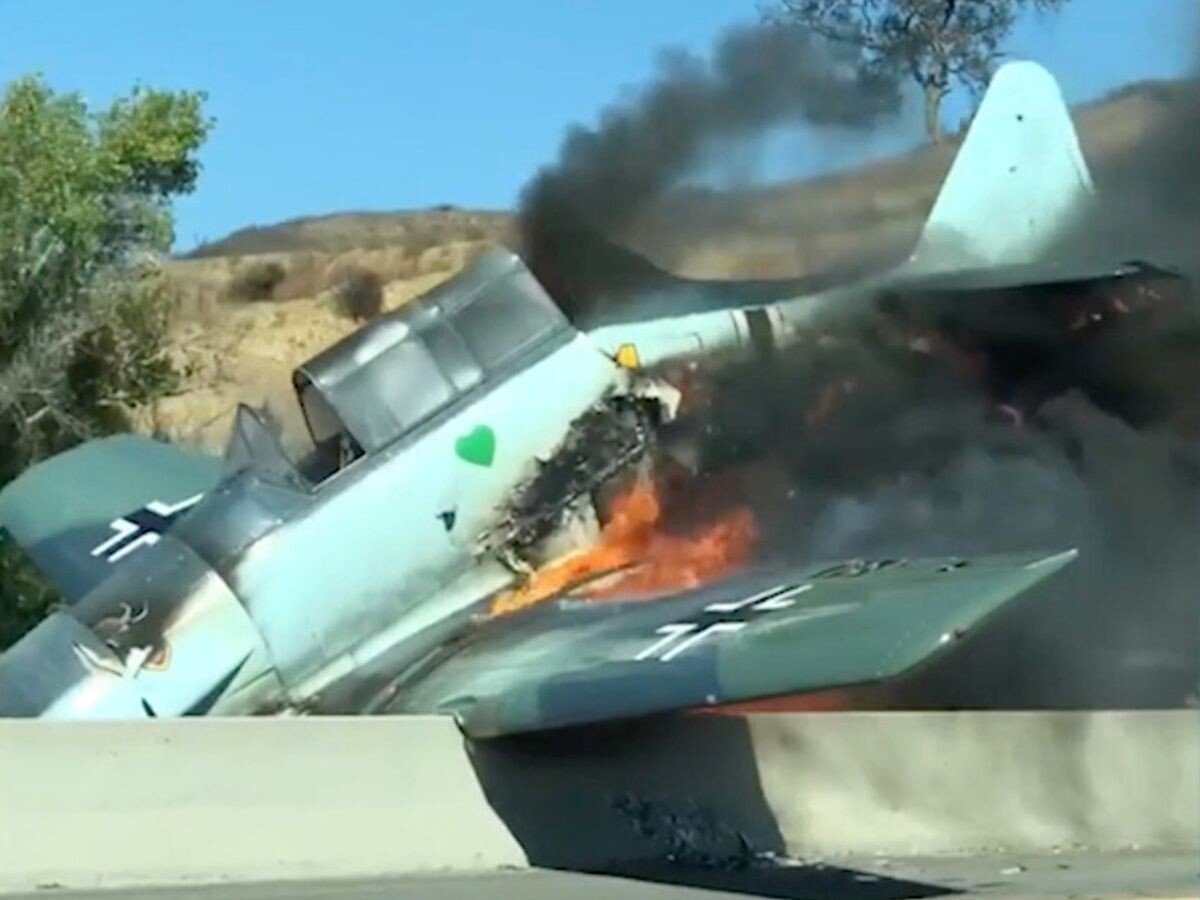 0_PAY-PLANE-CRASH-ON-FREEWAY.jpg