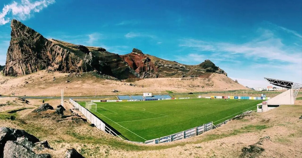 Hasteinsvollur-Stadium8.webp.ren.jpg 풍경이 아름다운 축구경기장들 모음