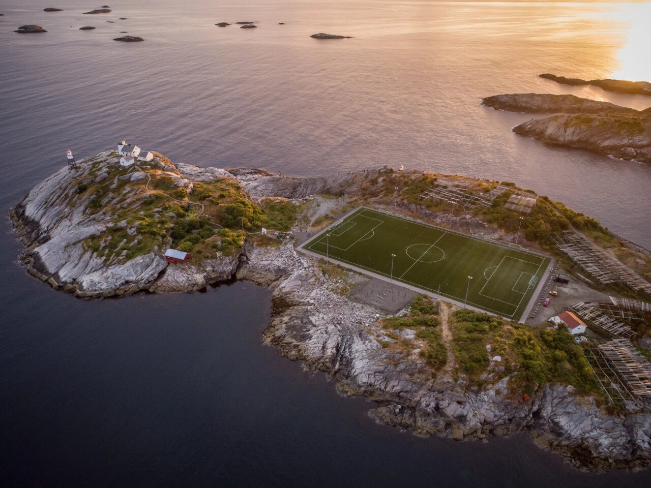 Henningsvær-ivars-utinans-Mx1ADpUts8s-unsplash-scaled.webp.ren.jpg 풍경이 아름다운 축구경기장들 모음