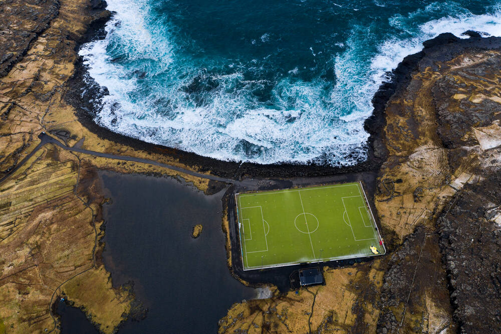 terrain-de-foot-a-eidi.jpg 풍경이 아름다운 축구경기장들 모음