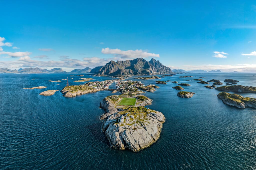 Henningsvaer-soccer-field-Lofoten-photo-Ina-Cristine-Helljesen.jpg 풍경이 아름다운 축구경기장들 모음