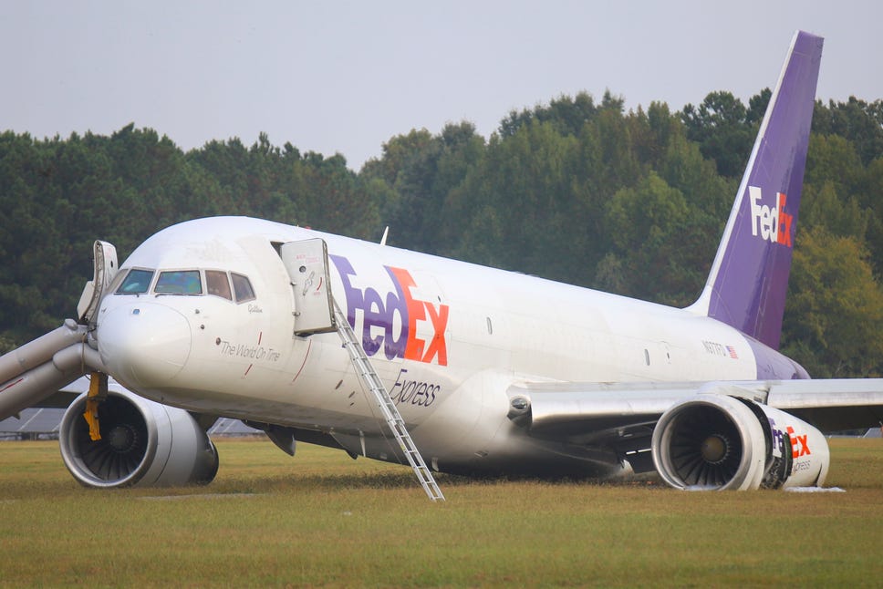 71070686007-ap-fed-ex-plane-crash-landing.jpg 속보) 페덱스 1376편 동체착륙후 활주로 이탈