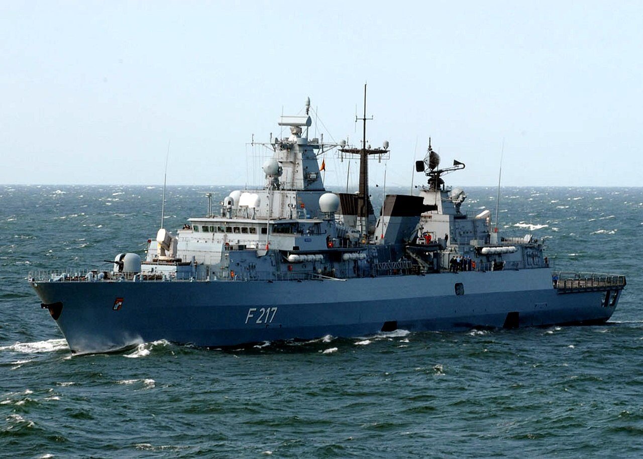 1280px-German_frigate_Bayern_(F217)_underway_in_the_Baltic_Sea_on_10_June_2008_(080610-N-3396B-067) (1).jpg