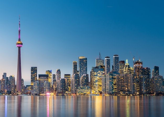 toronto-city-skyline-at-night-ontario-canada_131985-1028.jpg 마천루가 많은 도시 TOP 25
