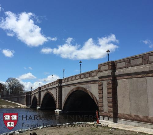 Anderson Memorial Bridge.jpg 하버드 대학에는 소설 캐릭터가 자살한 장소를 기리는 명패가 있다?