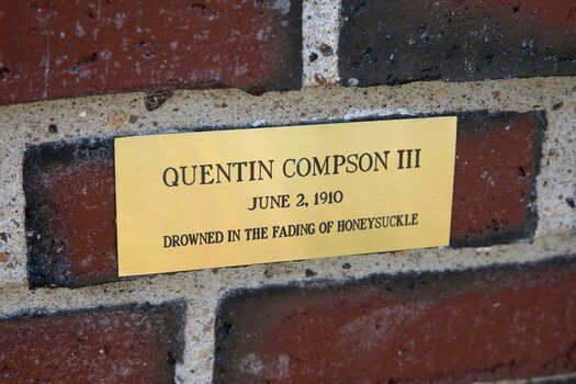 Quentin Compson.jpg 하버드 대학에는 소설 캐릭터가 자살한 장소를 기리는 명패가 있다?