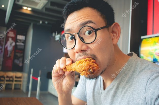 funny-face-of-man-eat-fried-chicken-in-the-franchise-cafe_39688-2797.jpg 인간은 왜 겉바속촉한 치킨을 맛있게 느낄까?.jpg