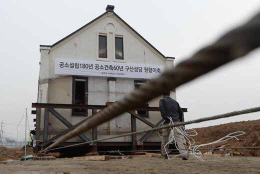 구산성당 이동.jpg 철거를 앞둔 60년된 성당을 보존한 방법