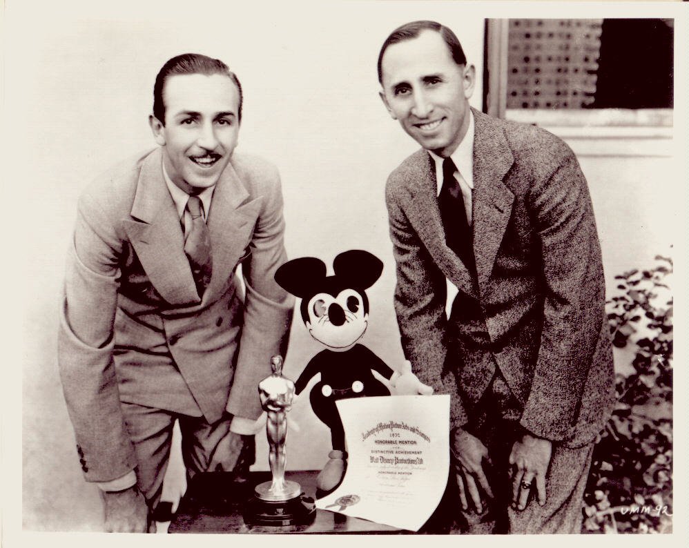 walt_roy_disney_1928_mickey_mouse_plus_oscar_statue_original.jpg 오늘은 월트 디즈니 컴퍼니 창립 100주년이 되는 날