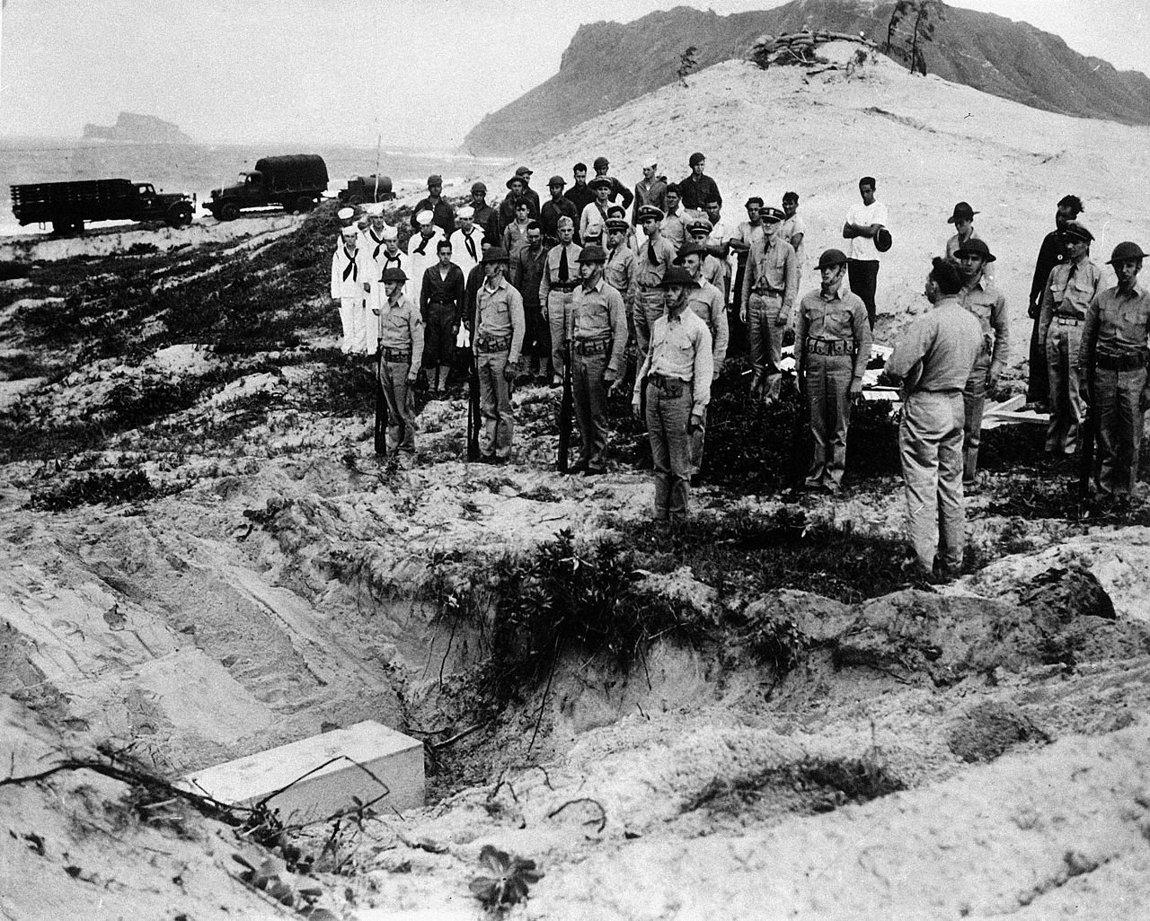 1280px-Body_of_Iida_is_buried_with_military_honors_by_U.S._troops.jpg 진주만에 기념비가 있는 일본군 조종사.jpg