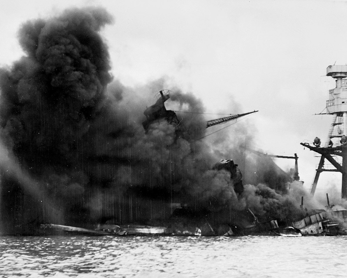 1200px-USSArizona_PearlHarbor.jpg 진주만에 기념비가 있는 일본군 조종사.jpg